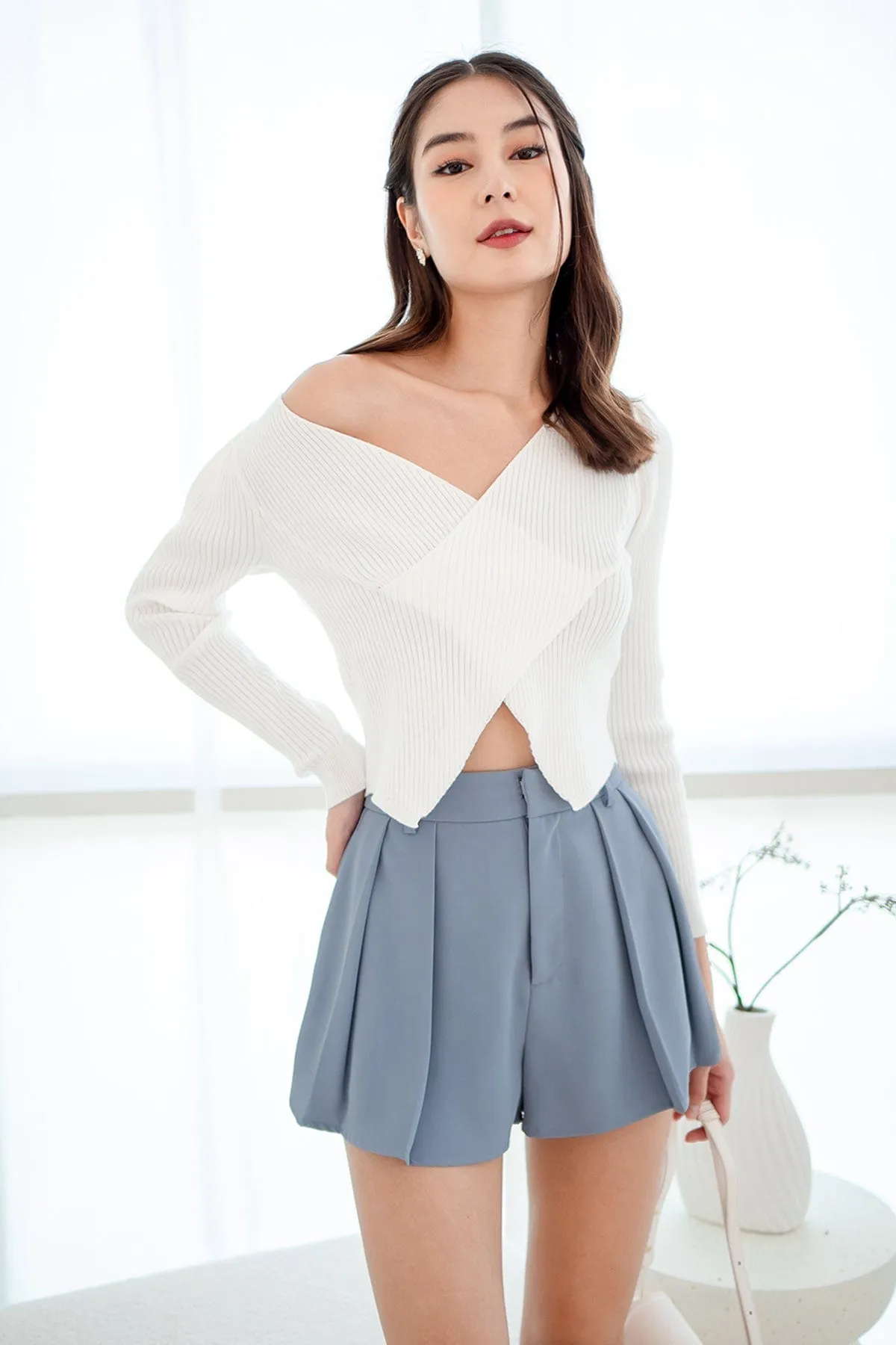 LUCERNE PLEATED SHORTS IN STEEL BLUE