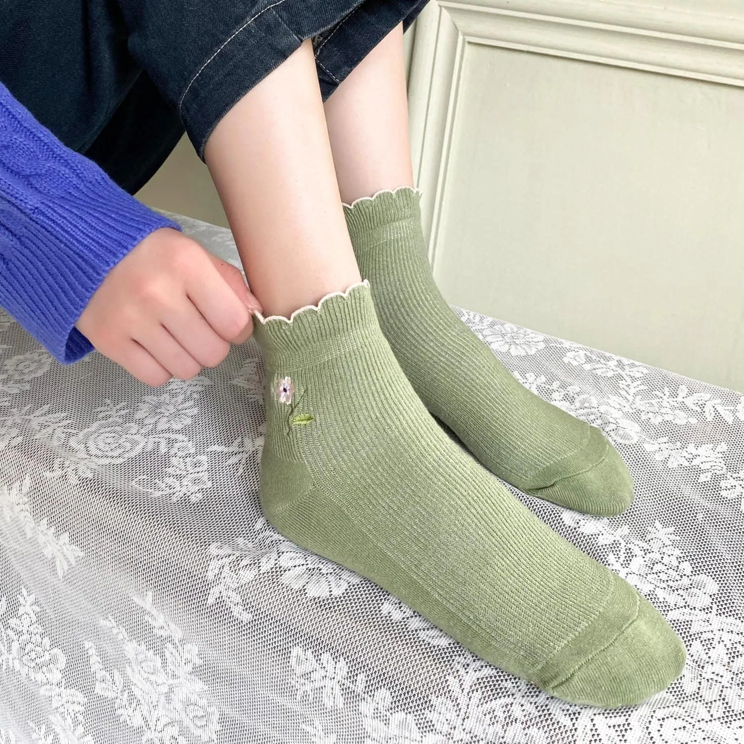 zrylibya Women's Ruffle Frilly Rib Knit Crew Socks Floral Embroidery Scalloped Pointelle Casual Ankle Socks 5 Pairs