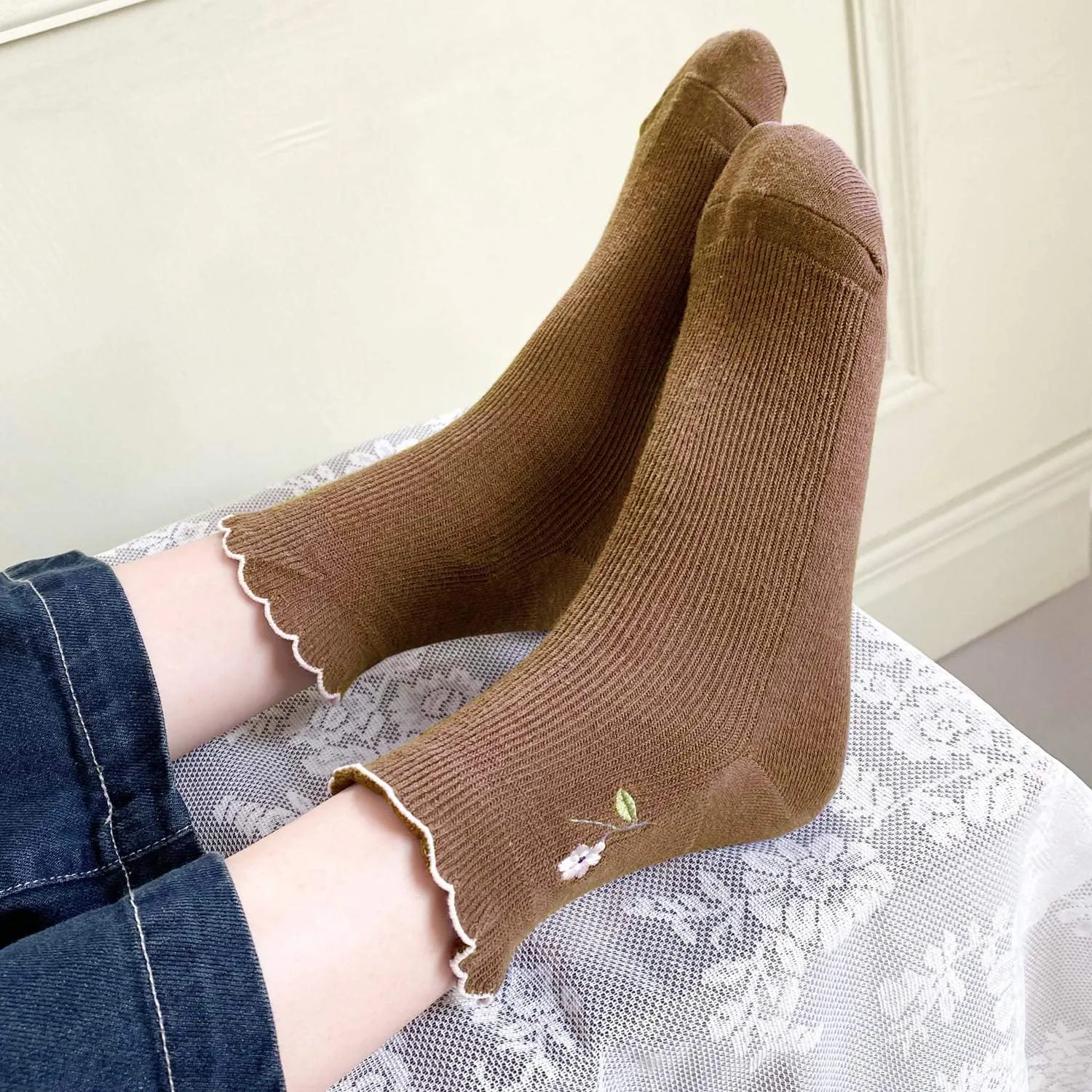zrylibya Women's Ruffle Frilly Rib Knit Crew Socks Floral Embroidery Scalloped Pointelle Casual Ankle Socks 5 Pairs