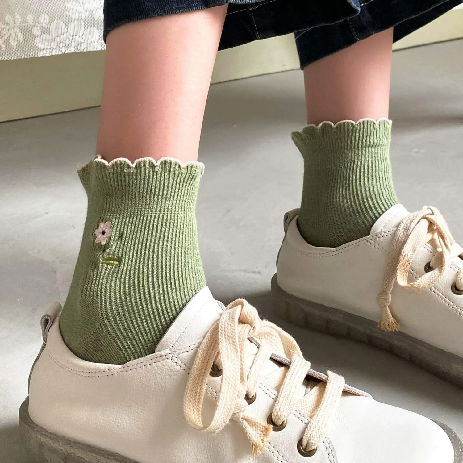zrylibya Women's Ruffle Frilly Rib Knit Crew Socks Floral Embroidery Scalloped Pointelle Casual Ankle Socks 5 Pairs